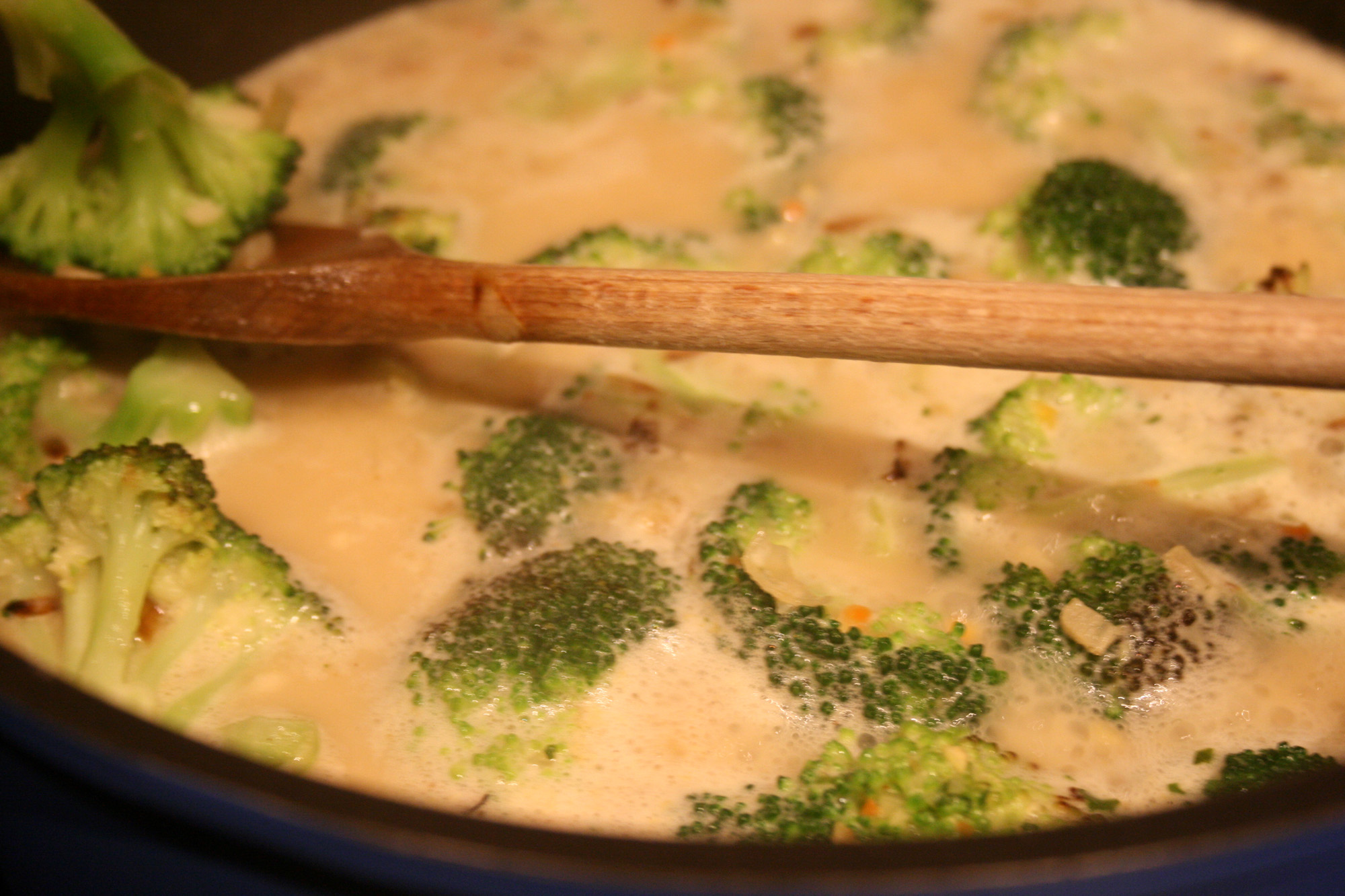 Brokkoli-Cremesuppe - Schürzenträgerin