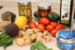 Tomatensalat mit Oliven und Physalis