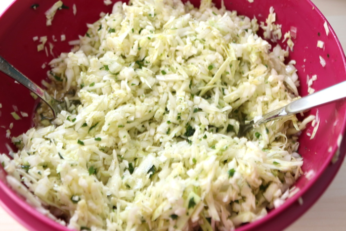 Saftiger Krautsalat als leckere Beilage - Schürzenträgerin