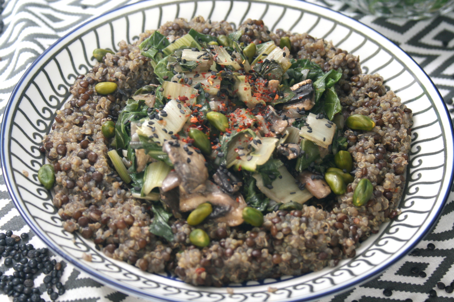Quinoa-Linsen-Bowl mit Mangold - Schürzenträgerin