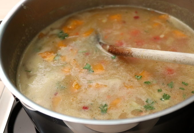 Suppe in gebackener Kürbisschale