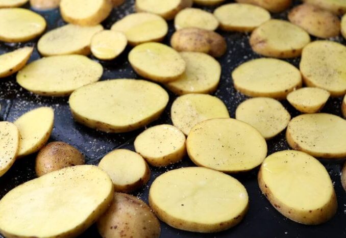 Grüner Spargel mit Ofenkartoffeln
